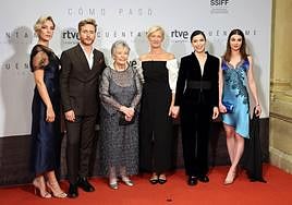 El reparto de 'Cuéntame', este domingo por la noche en el teatro Victoria Eugenia.