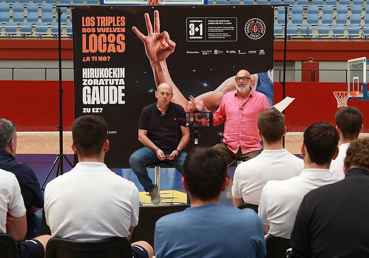 Zubizarreta y Mozo, durante la presentación con toda la plantilla presente.