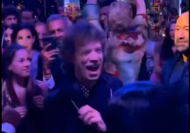 Mick Jagger, entusiasmado mientras suena Farruko de fondo en su fiesta de cumpleaños.
