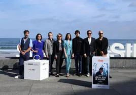 El elenco de la serie 'Los mil días de Allende', durante el photocall de ayer.