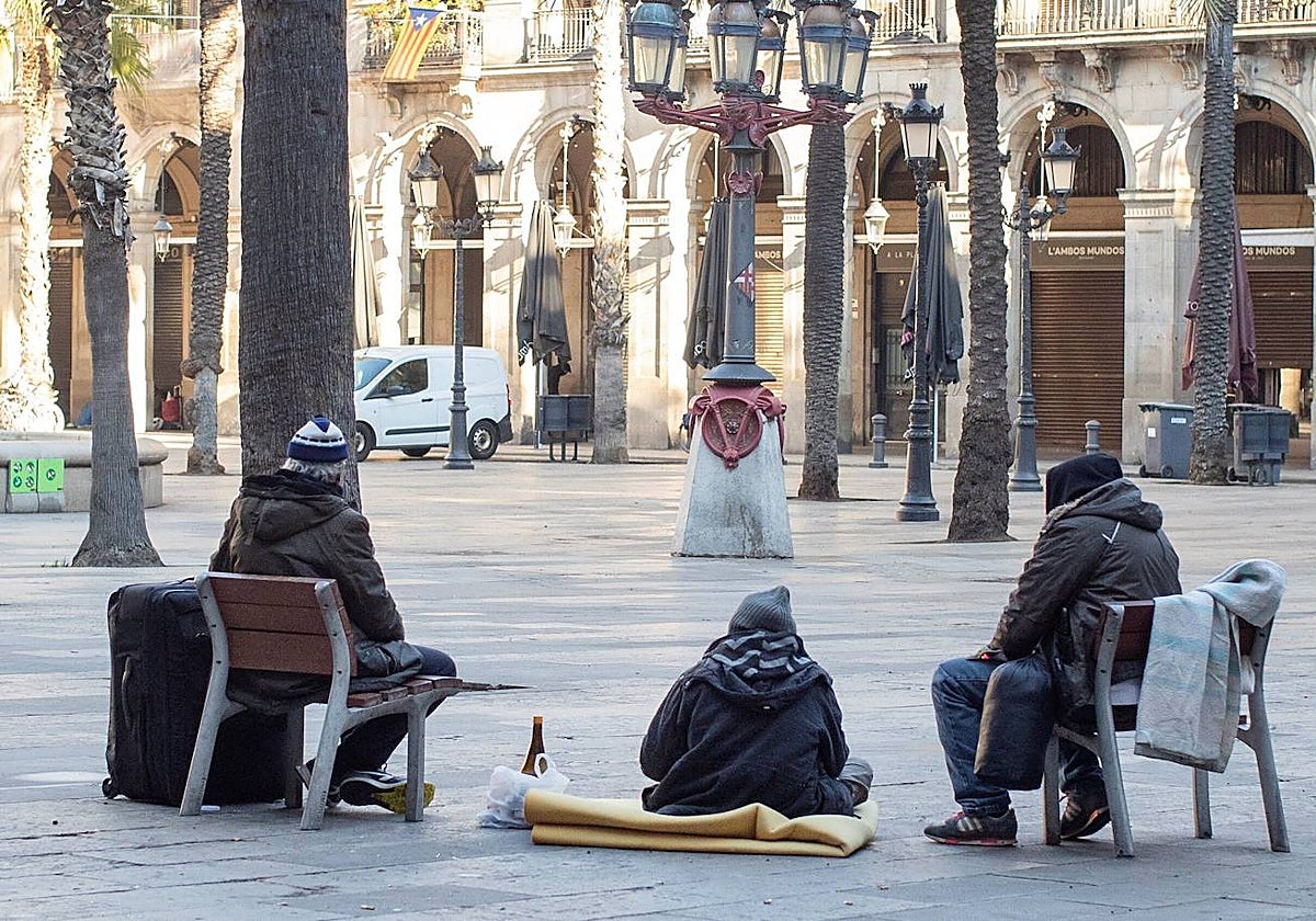 Un grupo de personas sin hogar.