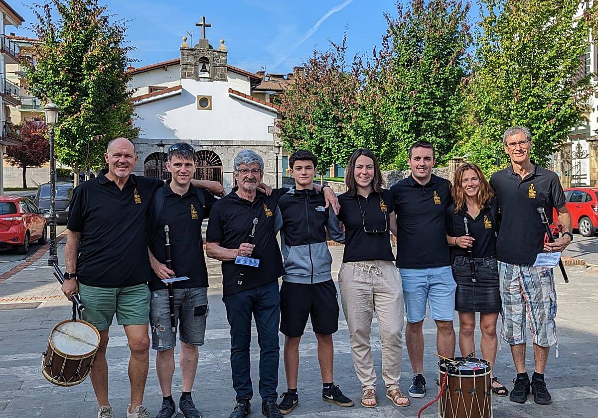 Los miembros de Txanbolin lanzan el miércoles el txupinazo.