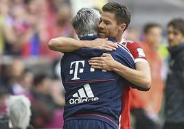 Ancelotti y Xabi Alonso -técnico y jugador- se funden en un abrazo en un partido del Bayern Munich en 2017