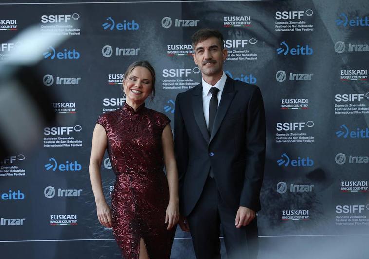 Los intérpretes y presentadores de la gala, Aitziber Garmendia y Jon Plazaola.