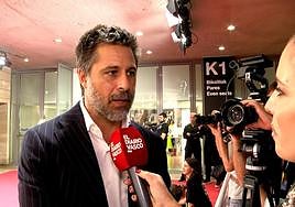 Hugo Silva atiende el micrófono de DV