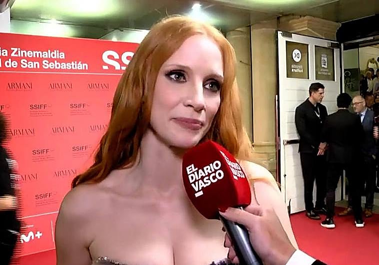 Sin perder la sonrisa, Chastain ha atendido y firmado autógrafos al público que la esperaba a las afueras del Teatro Victoria Eugenia.