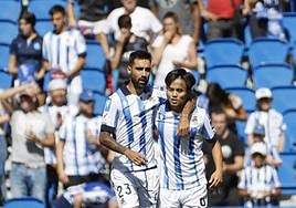 Brais Méndez y Take Kubo se abrazan después del partido de la Real Sociedad contra el Getafe.