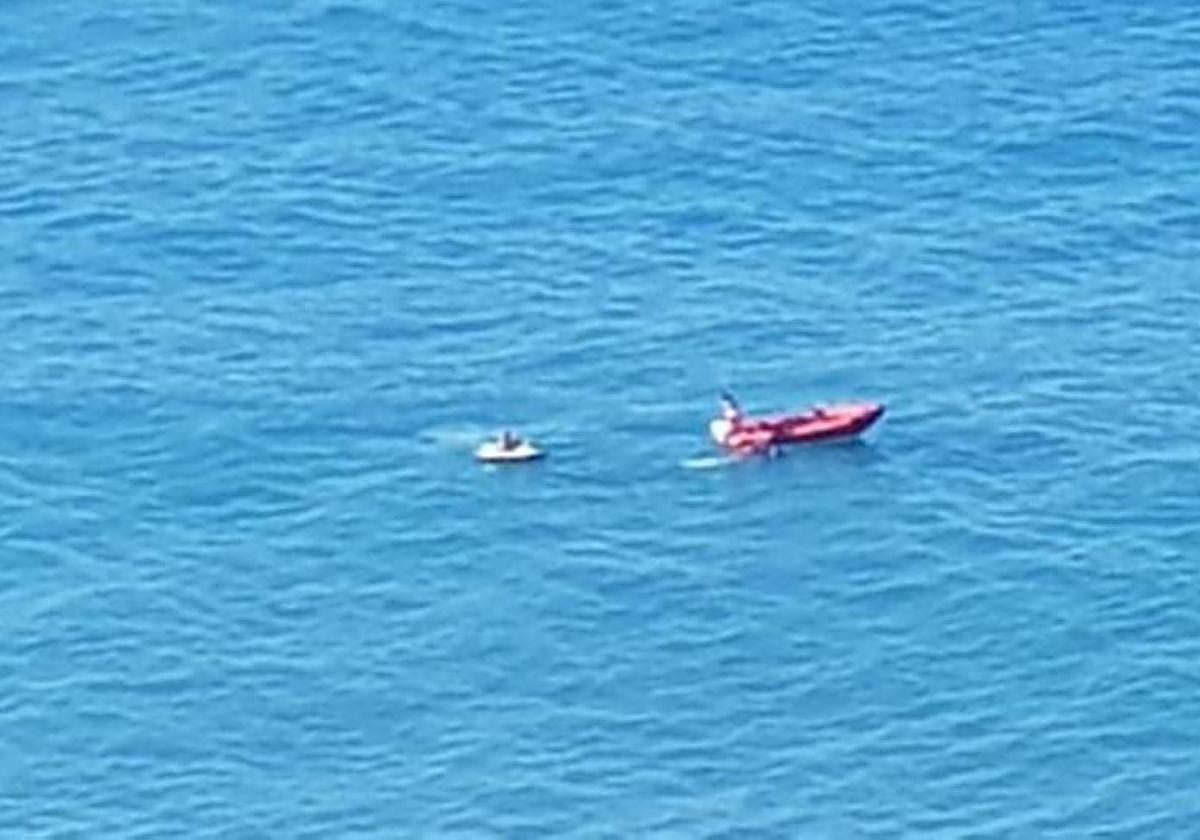 Momento en el que el hombre es rescatado en Zumaia.