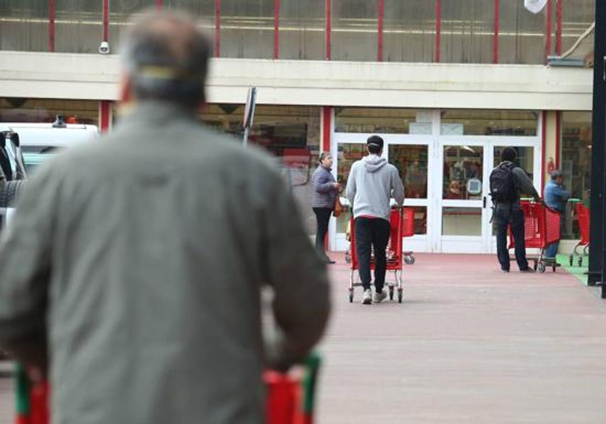 Varios clientes se disponen a entrar en el supermercado de Alcampo en Oiartzun, el más barato de Gipuzkoa.