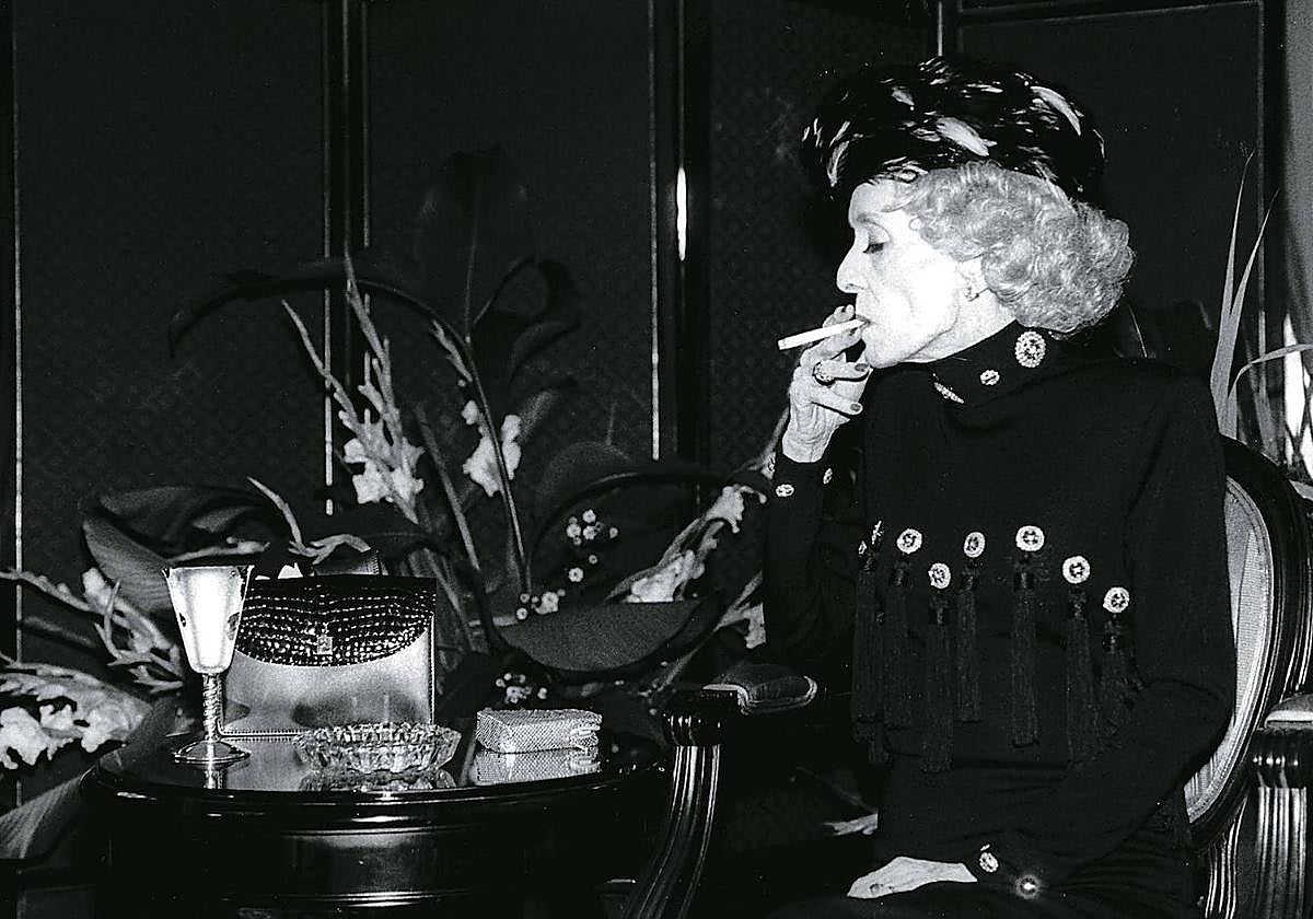 Bette Davis, diva del cine norteamericano, fuma un cigarrillo durante su estancia en San Sebastián, en el año 1989, cuando fue galardonana con el Premio Donostia en el Zinemaldia.
