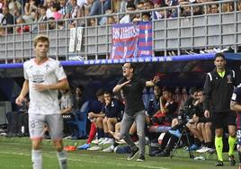 Etxeberria dirigiendo a su equipo ante el Ferrol.