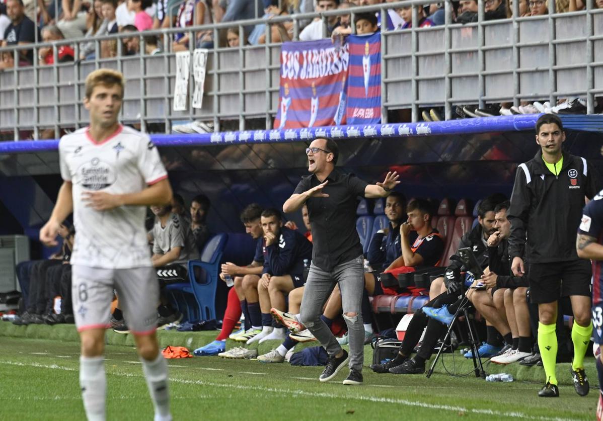 Etxeberria dirigiendo a su equipo ante el Ferrol.