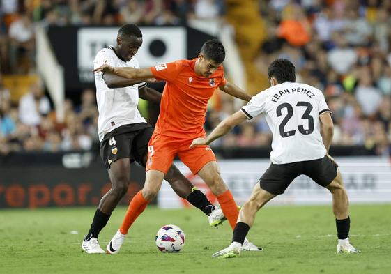 Carlos Fernández protege el balón ante la presión de Diakhaby y Fran Pérez en el encuentro ante el Valencia.