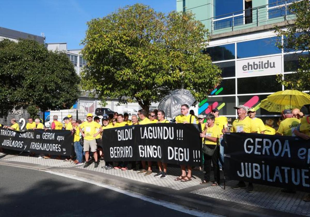 Concentración de los 'chalecos amarillos' ante la sede de EH Bildu en el barrio donostiarra de Igara.