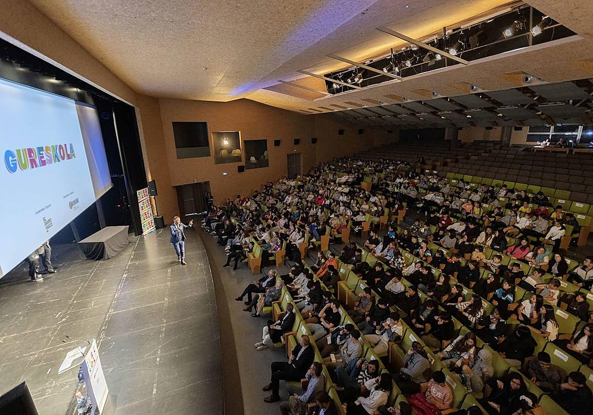 La gala de la segunda edición de Gure Eskola se celebró en Tolosa con un gran ambiente y un nutrido número de estudiantes.