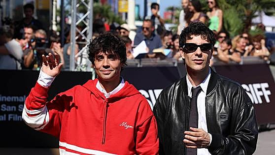Los Javis se lucen en su llegada al Zinemaldia en San Sebastián