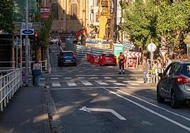 Los vehículos que bajen por la cuesta de Aldapeta deberán girar a la izquierda obligatoriamente hacia la calle Easo a partir del lunes