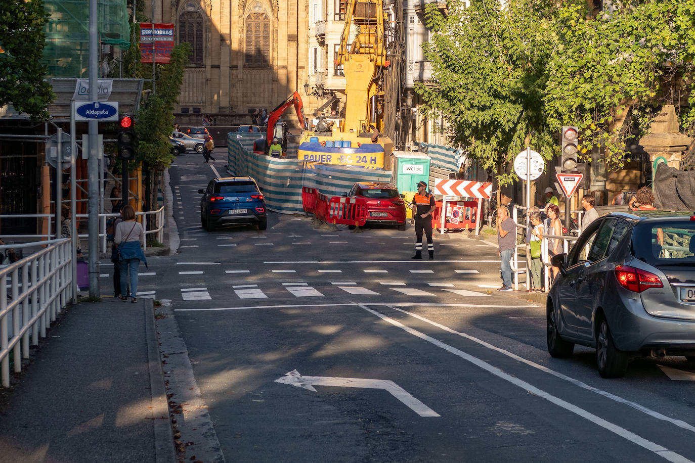 Los vehículos que bajen por la cuesta de Aldapeta deberán girar a la izquierda obligatoriamente hacia la calle Easo a partir del lunes