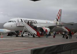 Un avión de Volotea después de aterrizar en el aeropuerto de Hondarribia.