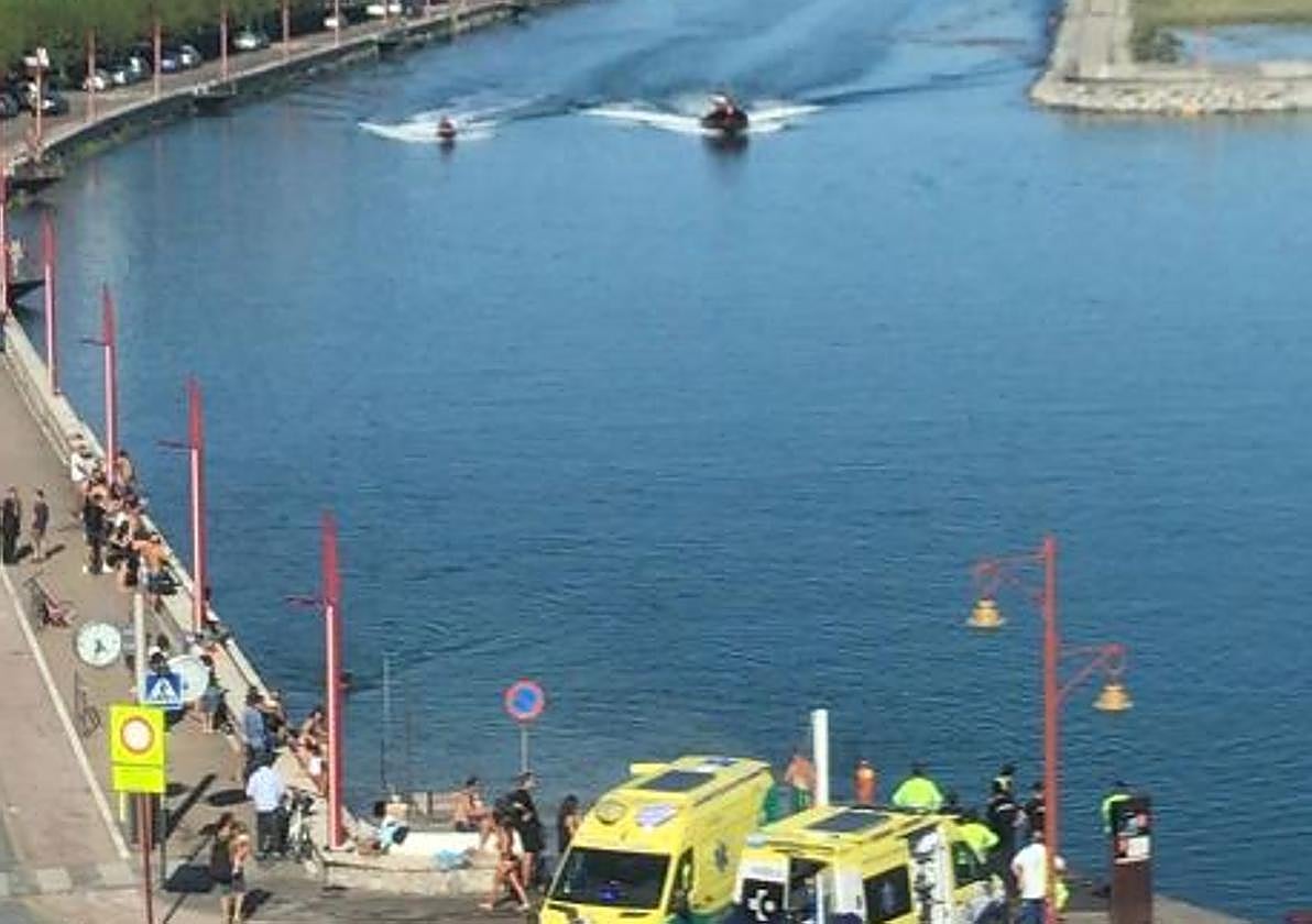 La embarcación de Salvamento de Cruz Roja de Getaria llega al puerto de Zumaia, donde esperan las ambulancias.