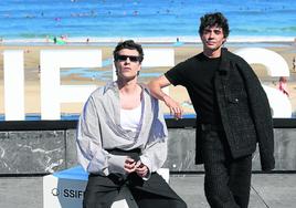 Javier Calvo y Javier Ambrossi, durante el photocall de 'La Mesías'.