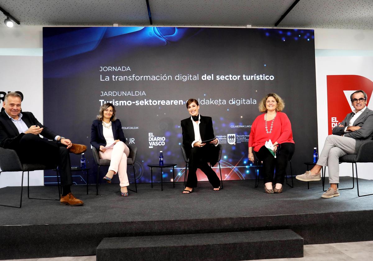 Kino Martínez, Cristina Murillo, Lorea Uranga y Raúl Fernández participaron en una mesa redonda moderada por la periodista Laura Chamorro (en el centro).