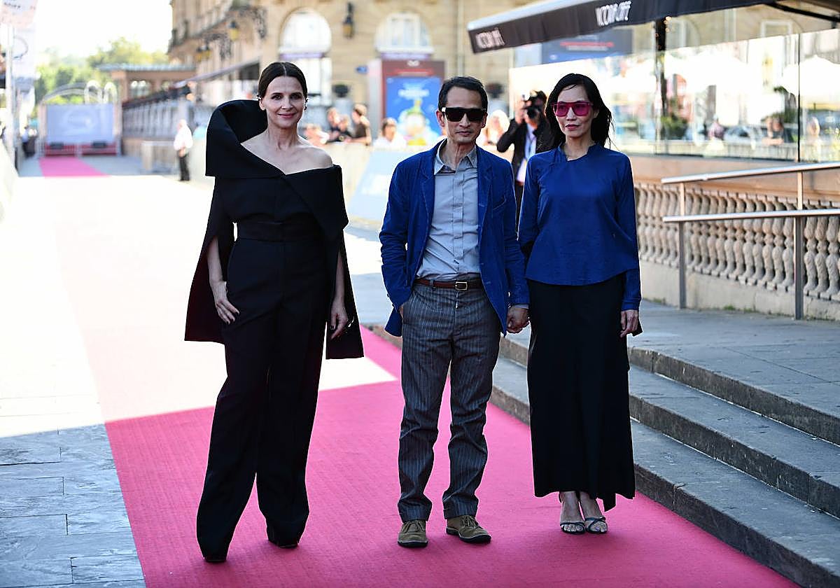 Juliette Binoche entra en el Victoria Eugenia con el directo Tran Anh Hung y su acompañante.