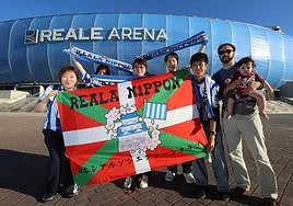 Los realzales nipones posan en las inmediaciones del Reale Arena donde este sábado disfrutarán del derbi.