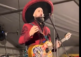 El cantante de Los Zopilotes Txirriaos, en pleno discurso.