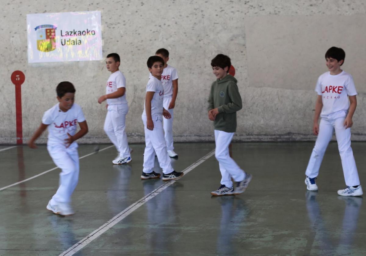 Los pelotaris de Lapke en los partidos que disputaron en el frontón.