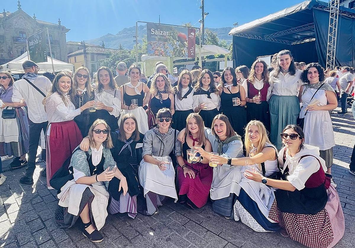 Música y bailes. La fiesta tiene su propia banda sonora, la de txistus, gaitas y trikitixas y tampoco faltaron los bailes de Musika Eskola y animados txotx.