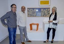 La familia de Néstor Basterretxea, junto a varios diseños del artista, en el Artium.