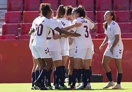 Las chicas del Eibar celebran en una piña uno de los tantos marcados en Granada.