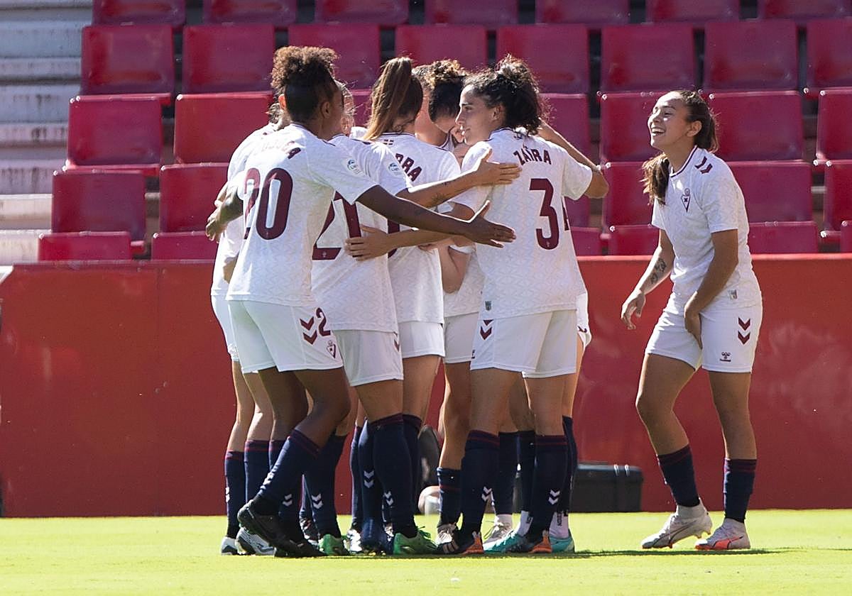 Las chicas del Eibar celebran en una piña uno de los tantos marcados en Granada.