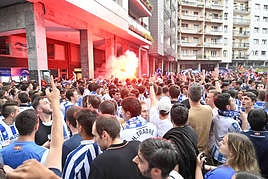 Las aficiones de Real y Athletic está compartiendo buen ambiente por la Parte Vieja antes del derbi.