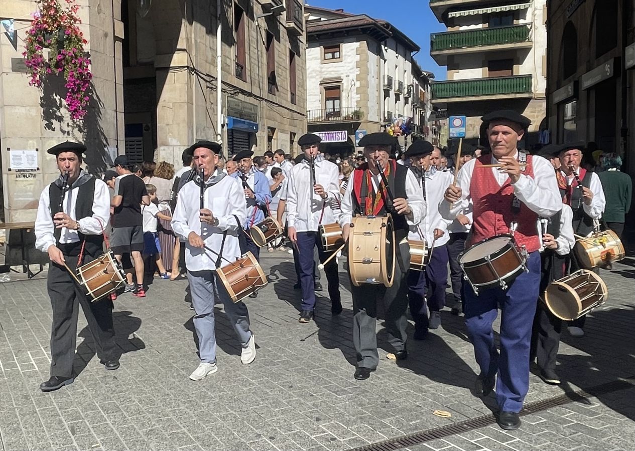 Las cuadrillas y familias viven un animado Herri Eguna