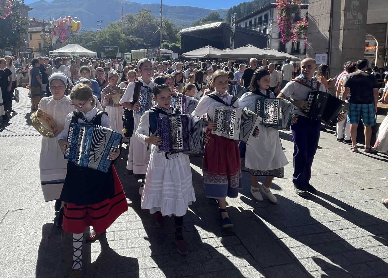 Las cuadrillas y familias viven un animado Herri Eguna