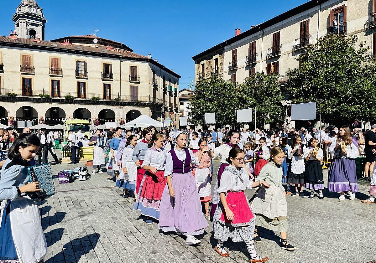 Las cuadrillas y familias viven un animado Herri Eguna
