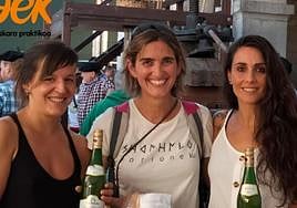 AEK-ko ordezkariak eta aurtengo sagar-zaku lehiaketaren irabazlea.