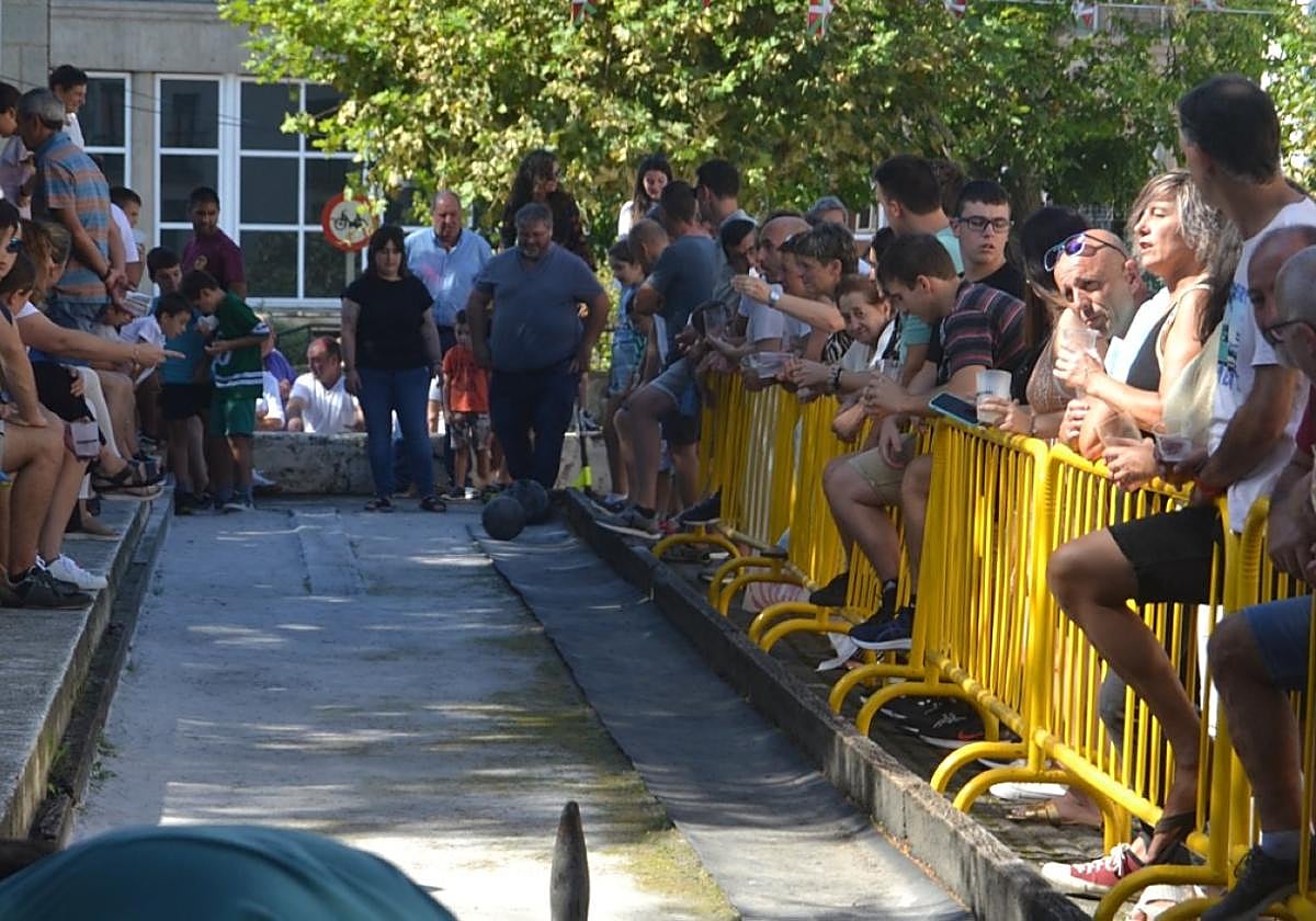 Boloetako afizioa bizirik mantentzen da Aizarnazabalen.