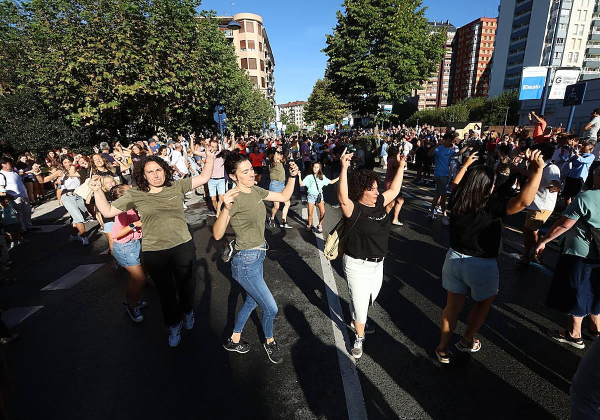 Jende ugari bildu da Gozategiren kontzertuan eguerdian, Agirre Lehendakari plazan.