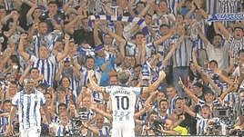 Mikel Oyarzabal celebra señalándose el escudo el tercer gol de la Real Sociedad.