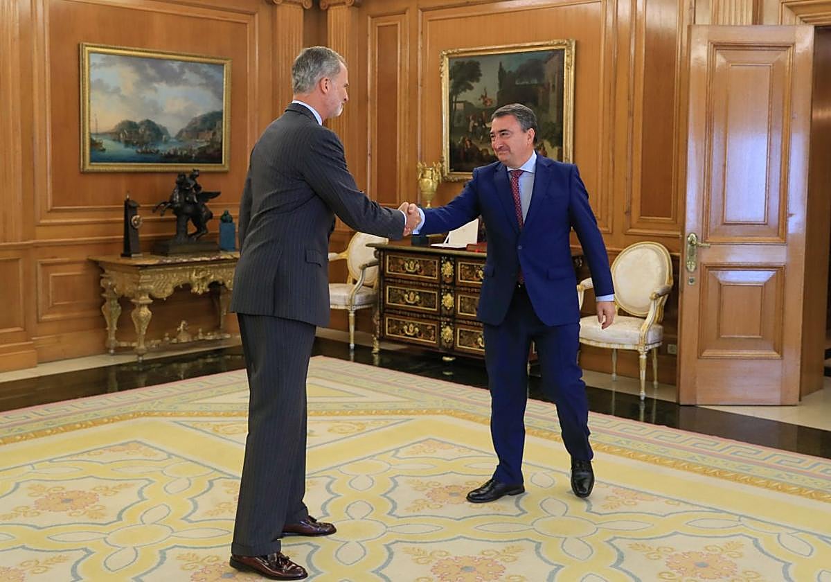 Felipe VI y Aitor Esteban se saludan antes de iniciar la reunión en La Zarzuela.