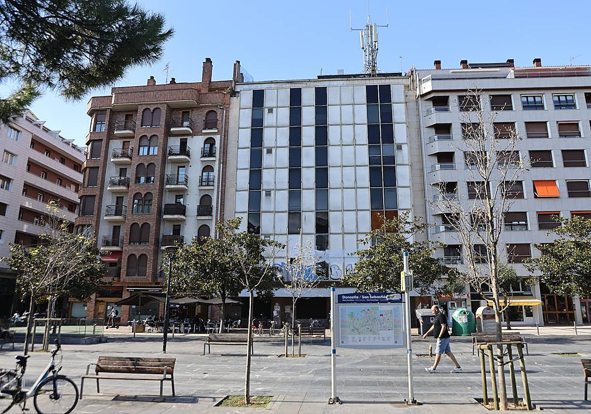 Imagen principal - Tres imágenes del nuevo edificio de la plaza Cataluña