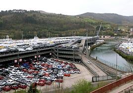 Decenas de coches a la espera de ser exportados en el puerto de Pasaia.