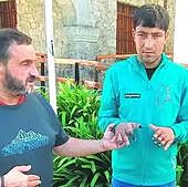 Llega a Euskadi con graves congelaciones el porteador abandonado por sus clientes en el Himalaya