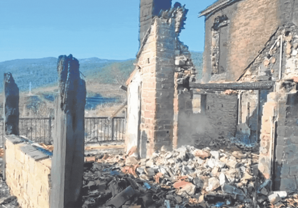 Vista del chalet de Castiello de Jaca después de que fuera incendiado por los menores.