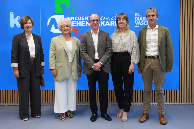 Irune Berasaluze (diputada de Gobernanza), Maite Peña (diputada de Servicios Sociales), Patxi Arratibel (Signos), Arantxa Aldaz (jefa de información de El Diario Vasco) y Xabier Arruti (diputado de Equilibrio Territorial Verde).