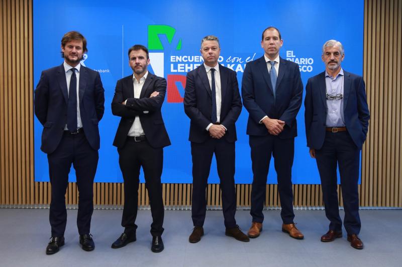 Gorka Natxiondo (director general del Grupo Moyua), Jakoba Korta (Grupo Moyua), Ismael Baranda (director general de Transportes Insausti), Marc Huntingdon (director general adjunto de Transportes Insausti) y Miguel Ángel Montes (consejero delegado de Cometel).