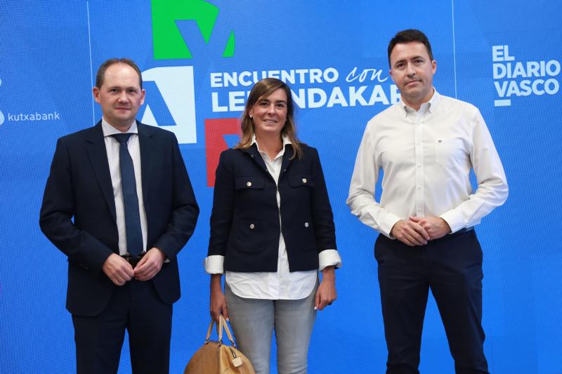Jokin Perona (diputado de Hacienda), María Zabaleta (relaciones externas de Michelín País Vasco) y Vicente Rodríguez (director de Michelín Lasarte). 